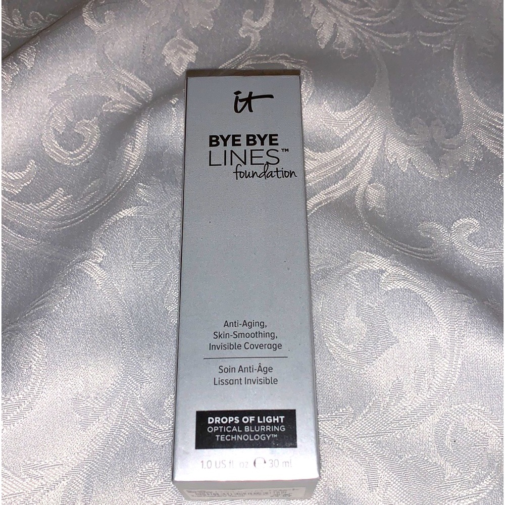 It Bye Bye Lines foundation in color Deep